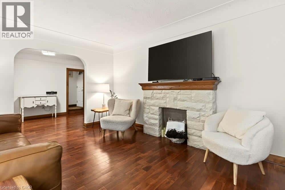 17 GARY Avenue — Hamilton, Ontario - Photo 5 of 48