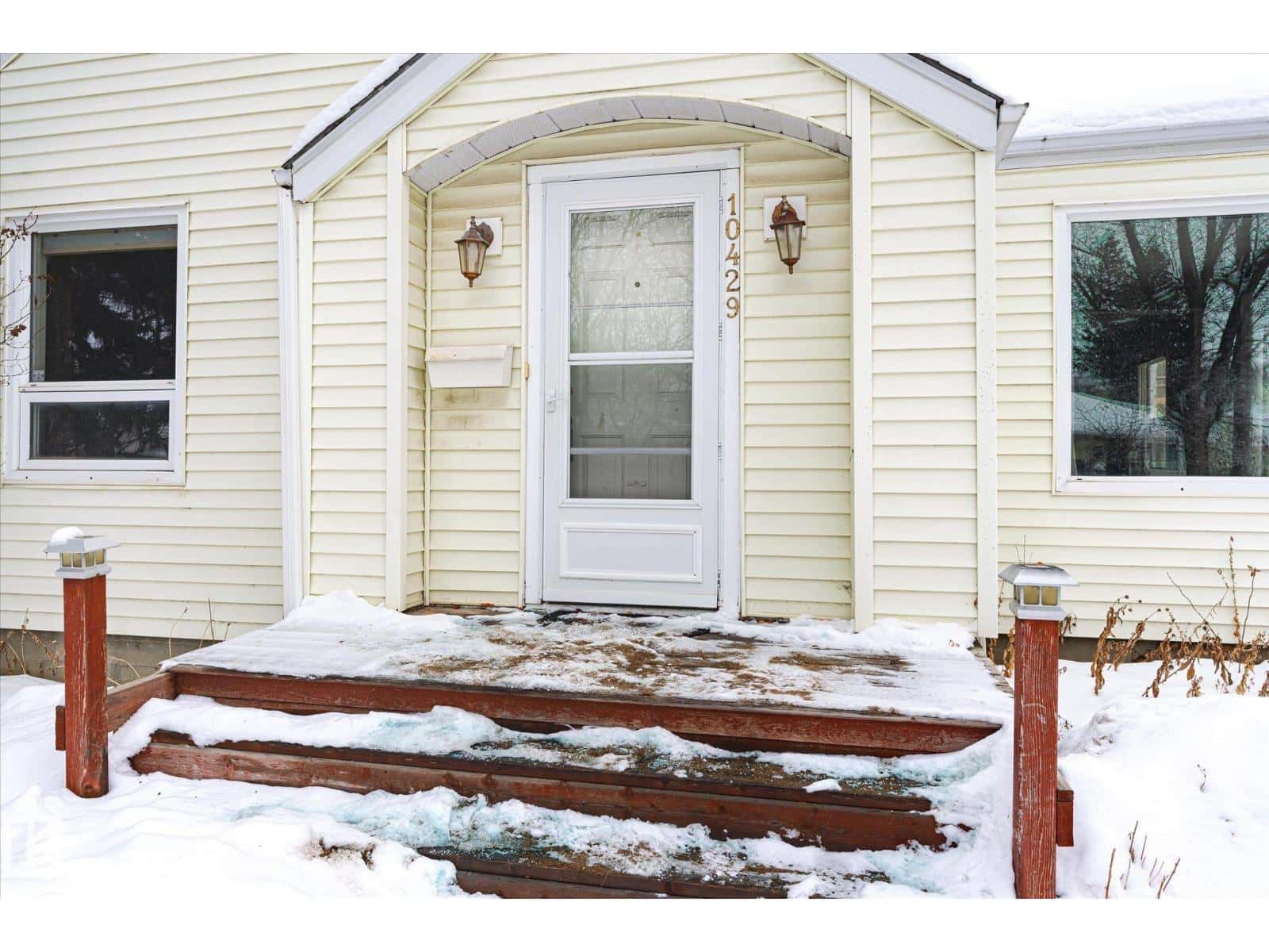 10429 143 ST NW — Edmonton, Alberta - Photo 2 of 37