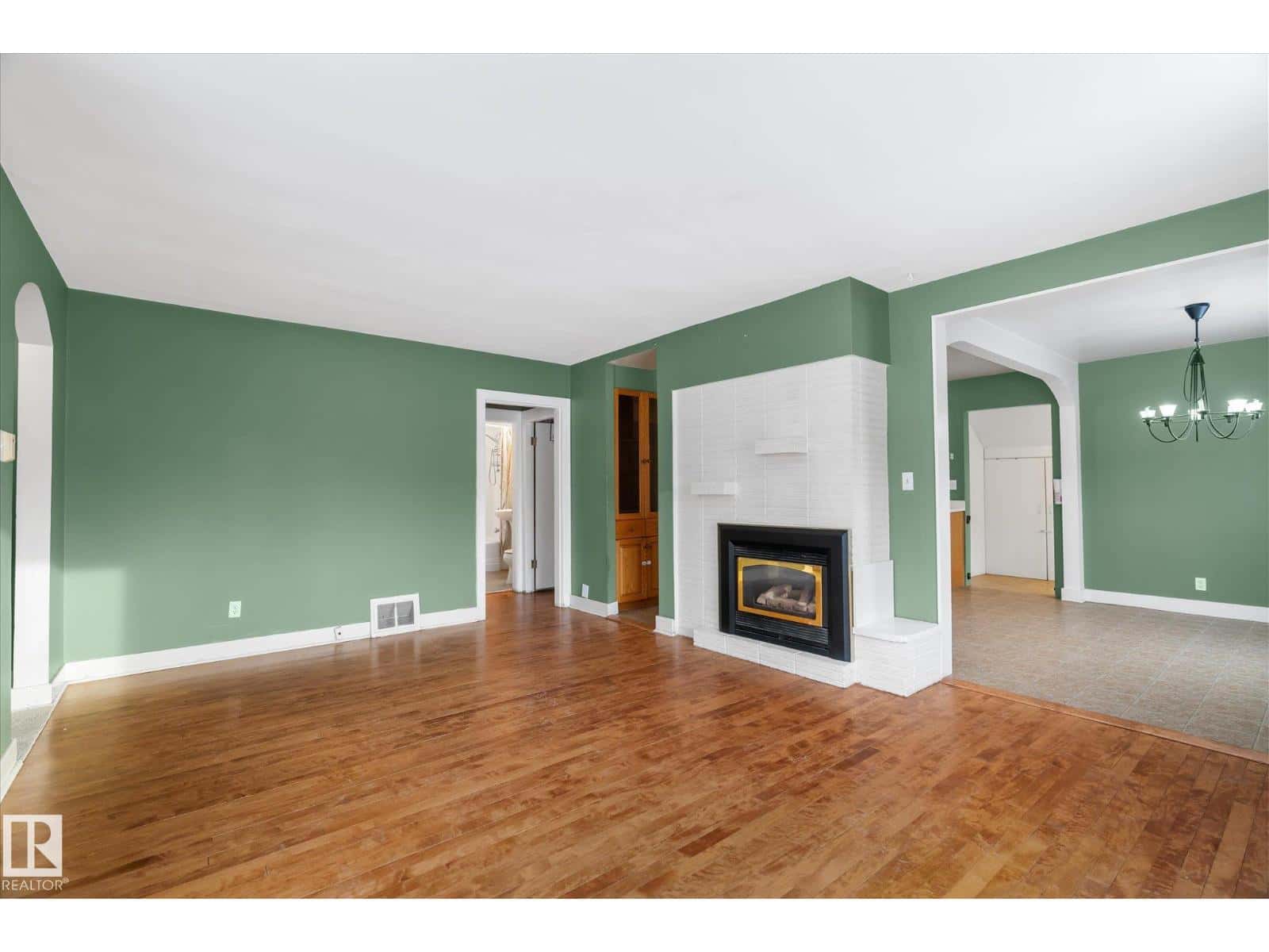 10429 143 ST NW — Edmonton, Alberta - Photo 3 of 37