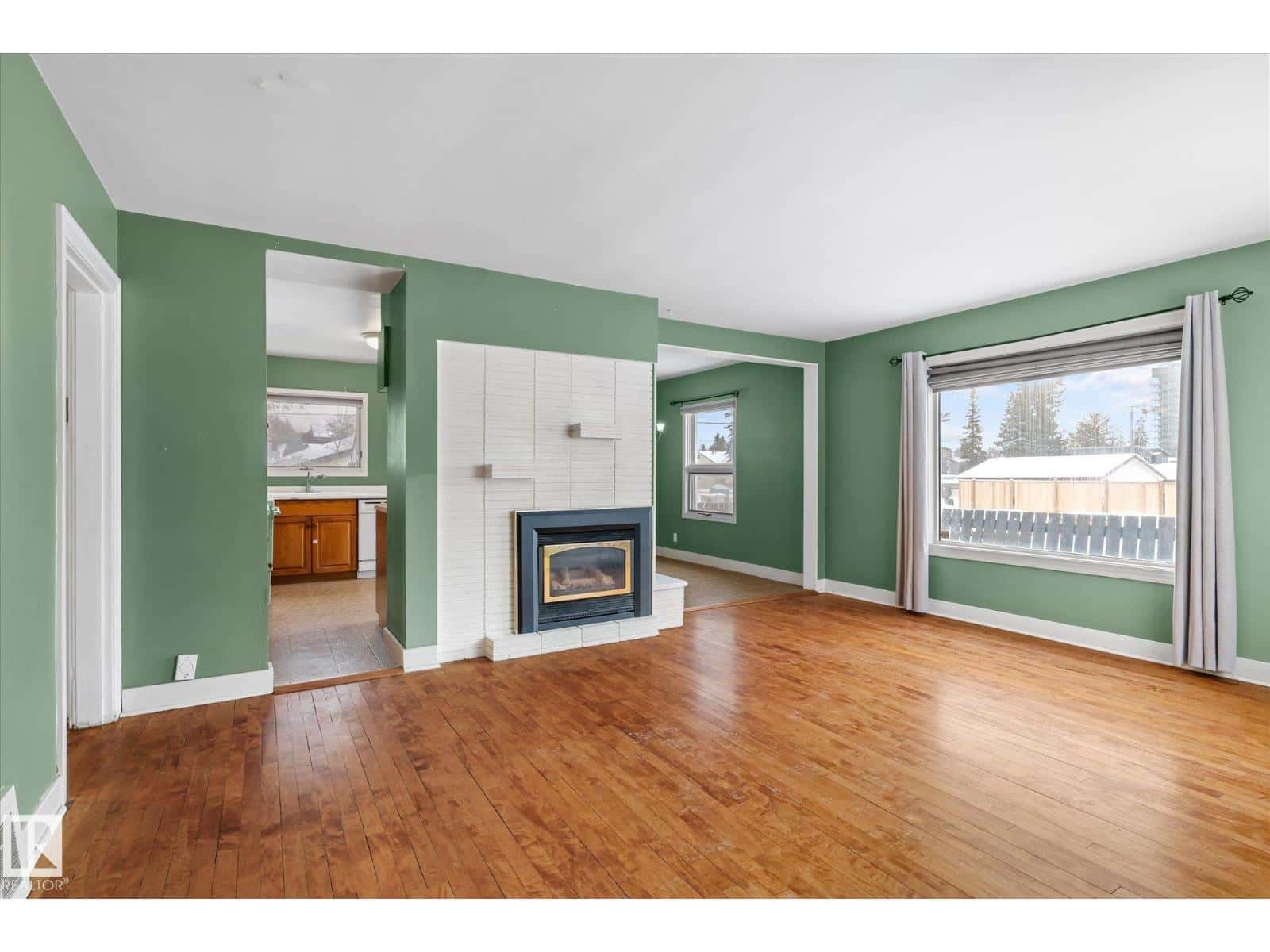 10429 143 ST NW — Edmonton, Alberta - Photo 4 of 37