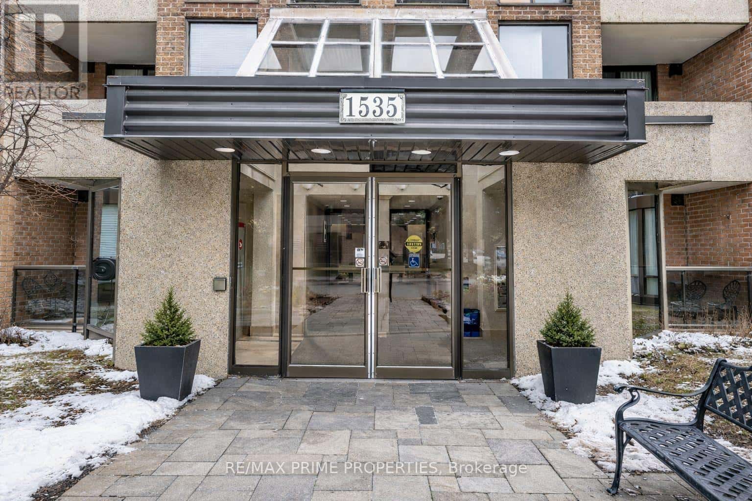 302 - 1535 DIEFENBAKER COURT — Pickering (Town Centre), Ontario - Photo 2 of 34