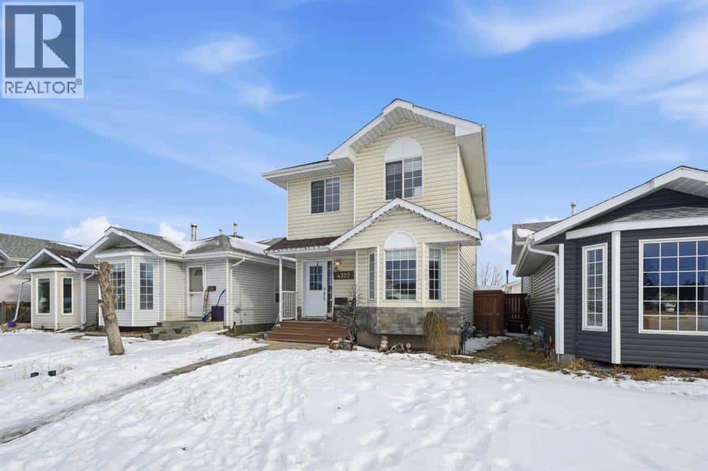 4707 44 Street — Sylvan Lake, Alberta - Photo 3 of 26