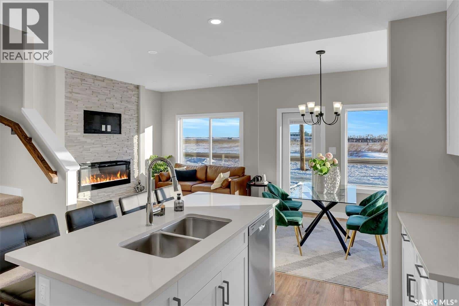 230 Kostiuk CRESCENT — Saskatoon, Saskatchewan - Photo 2 of 35