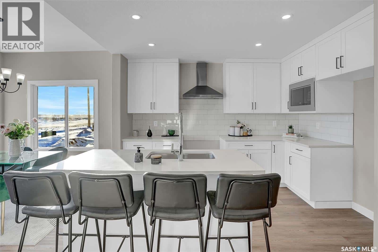 230 Kostiuk CRESCENT — Saskatoon, Saskatchewan - Photo 3 of 35