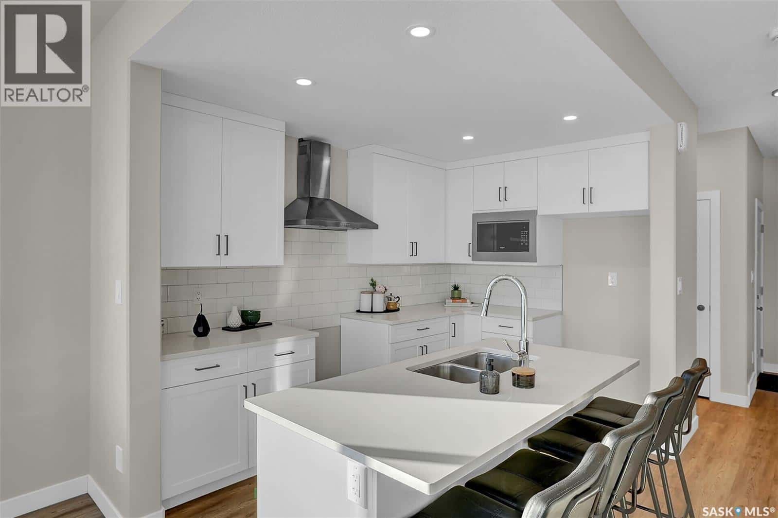 230 Kostiuk CRESCENT — Saskatoon, Saskatchewan - Photo 4 of 35