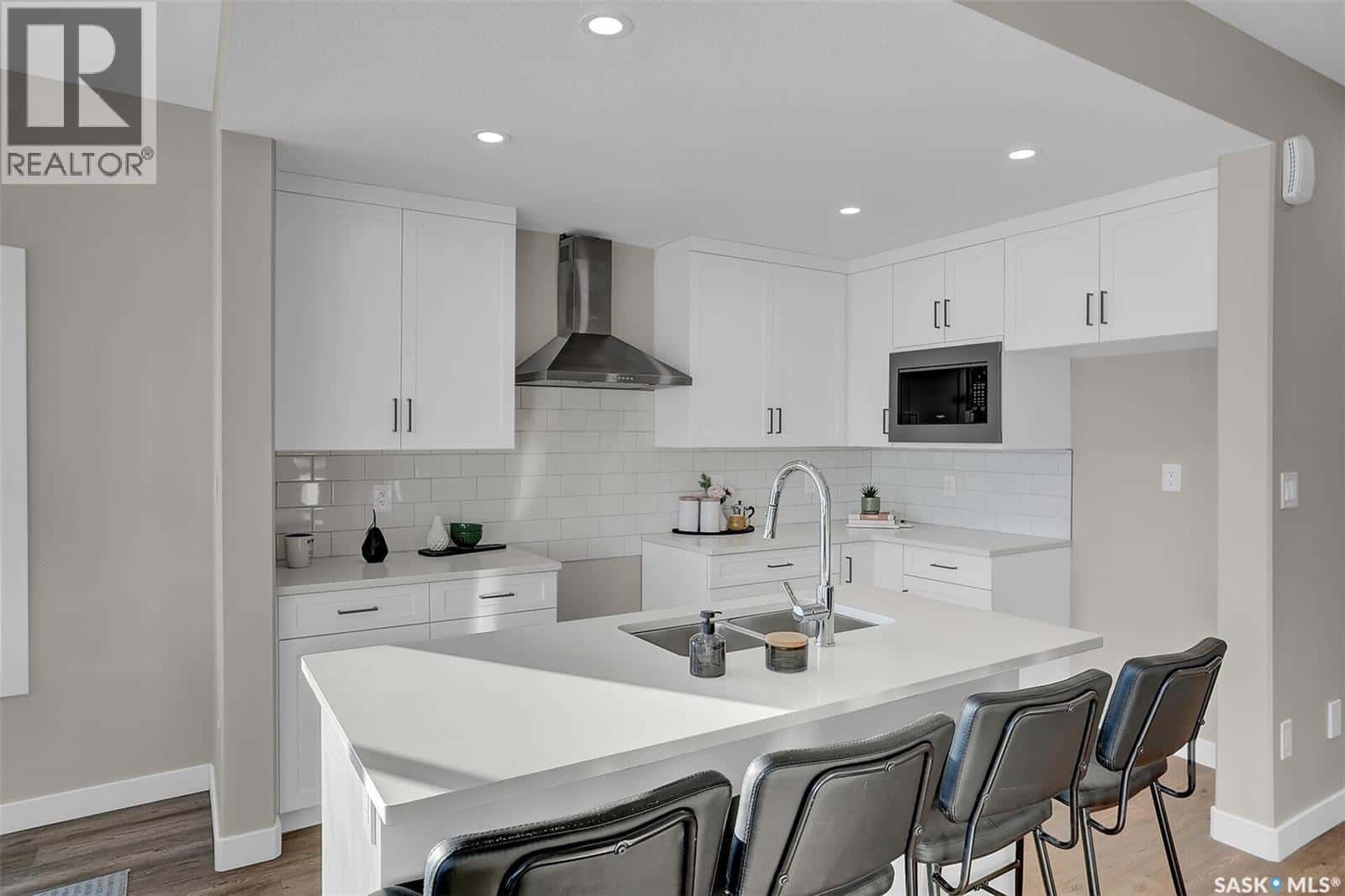 230 Kostiuk CRESCENT — Saskatoon, Saskatchewan - Photo 5 of 35