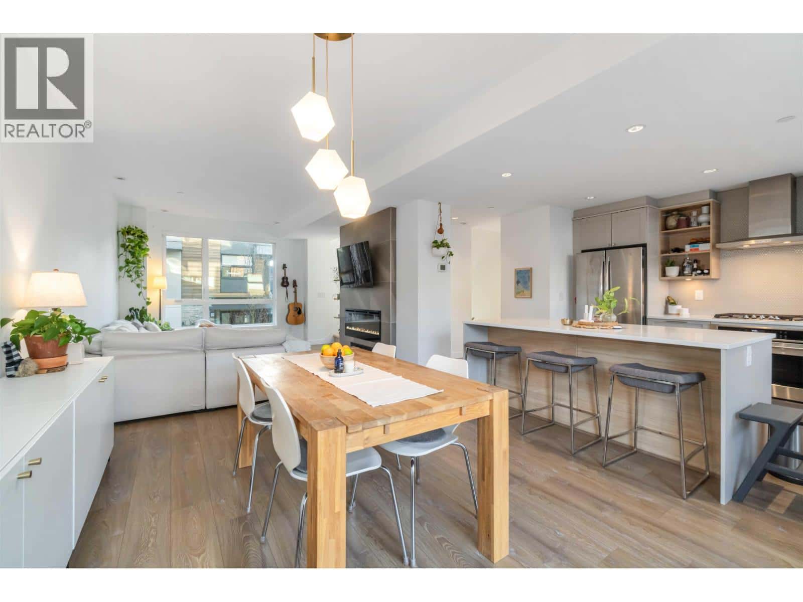 8 856 ORWELL STREET — Vancouver, British Columbia - Photo 2 of 38