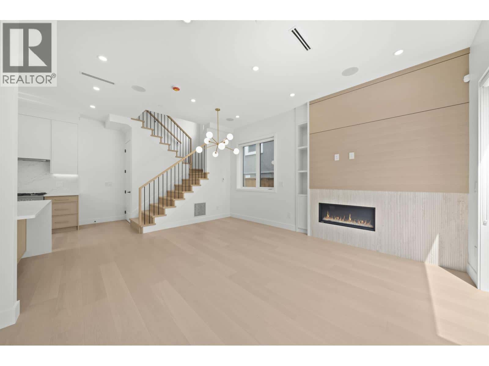 1 6461 E PRINCE EDWARD STREET — Vancouver, British Columbia - Photo 3 of 28