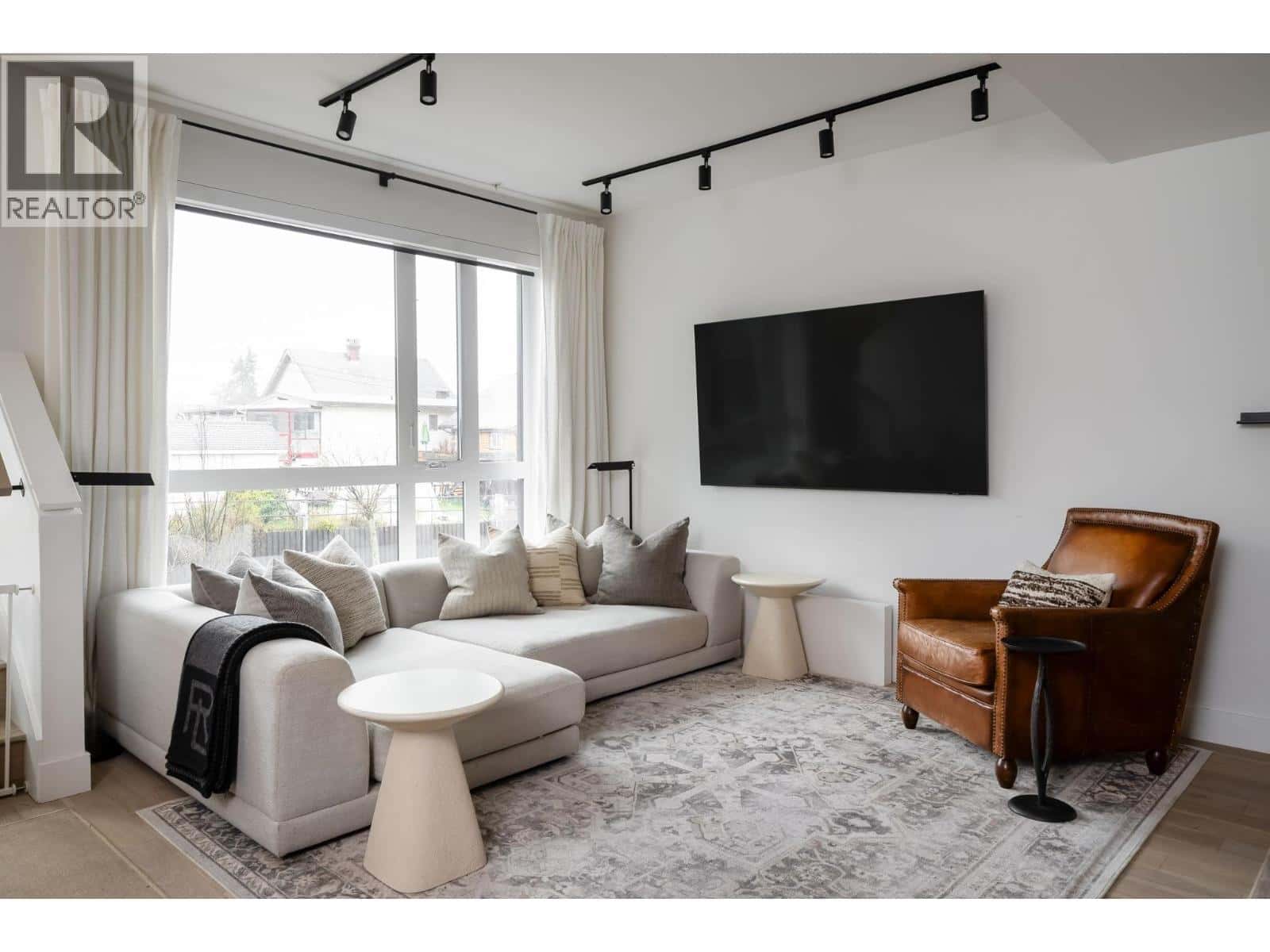 3914 DUMFRIES STREET — Vancouver, British Columbia - Photo 2 of 23