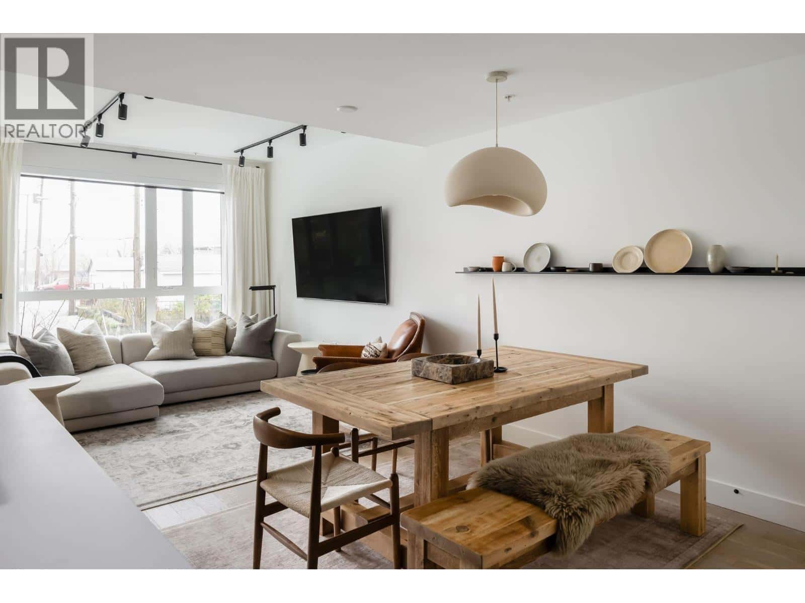 3914 DUMFRIES STREET — Vancouver, British Columbia - Photo 3 of 23