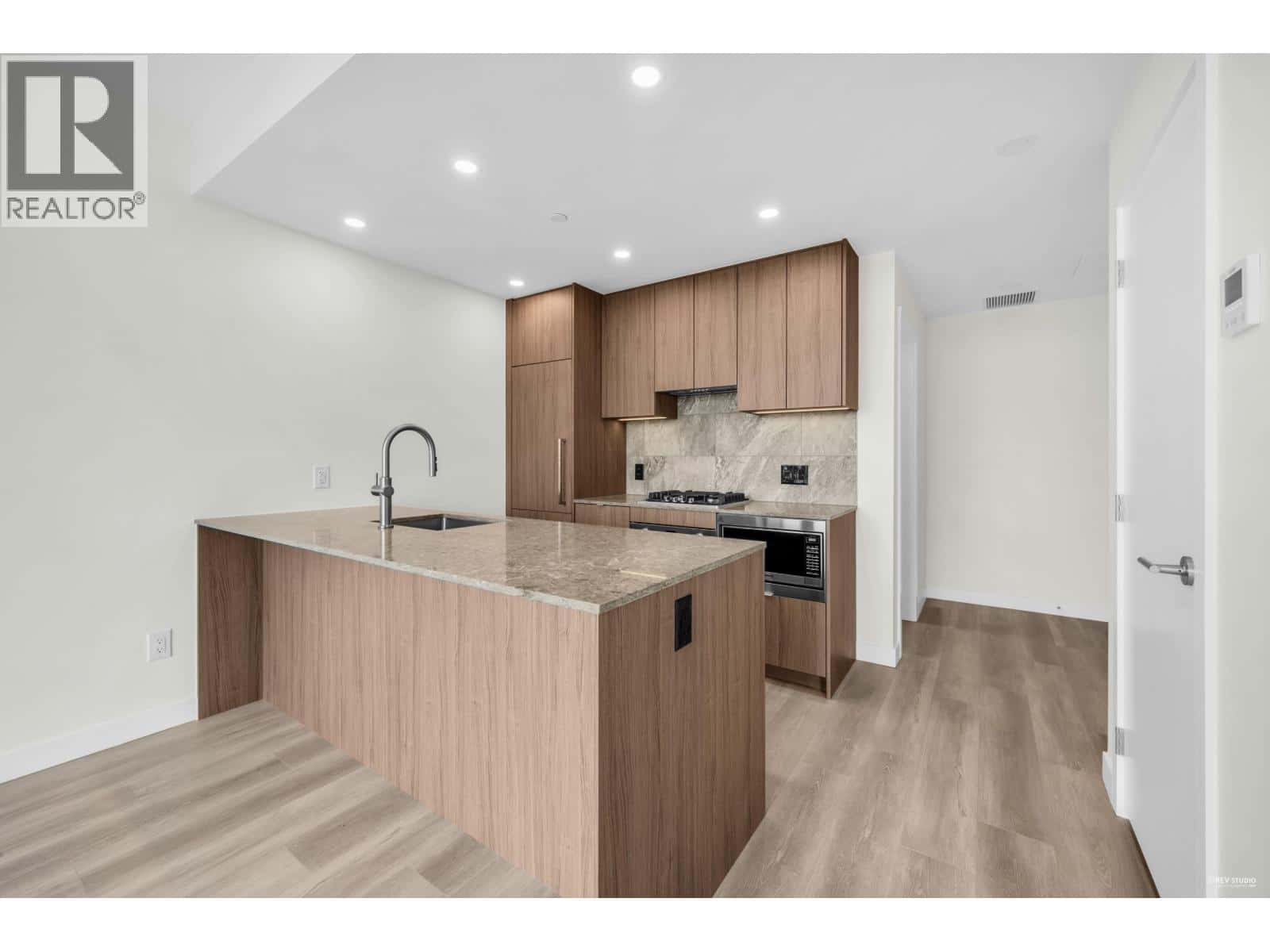 1608 626 CLAREMONT STREET — Coquitlam, British Columbia - Photo 3 of 35