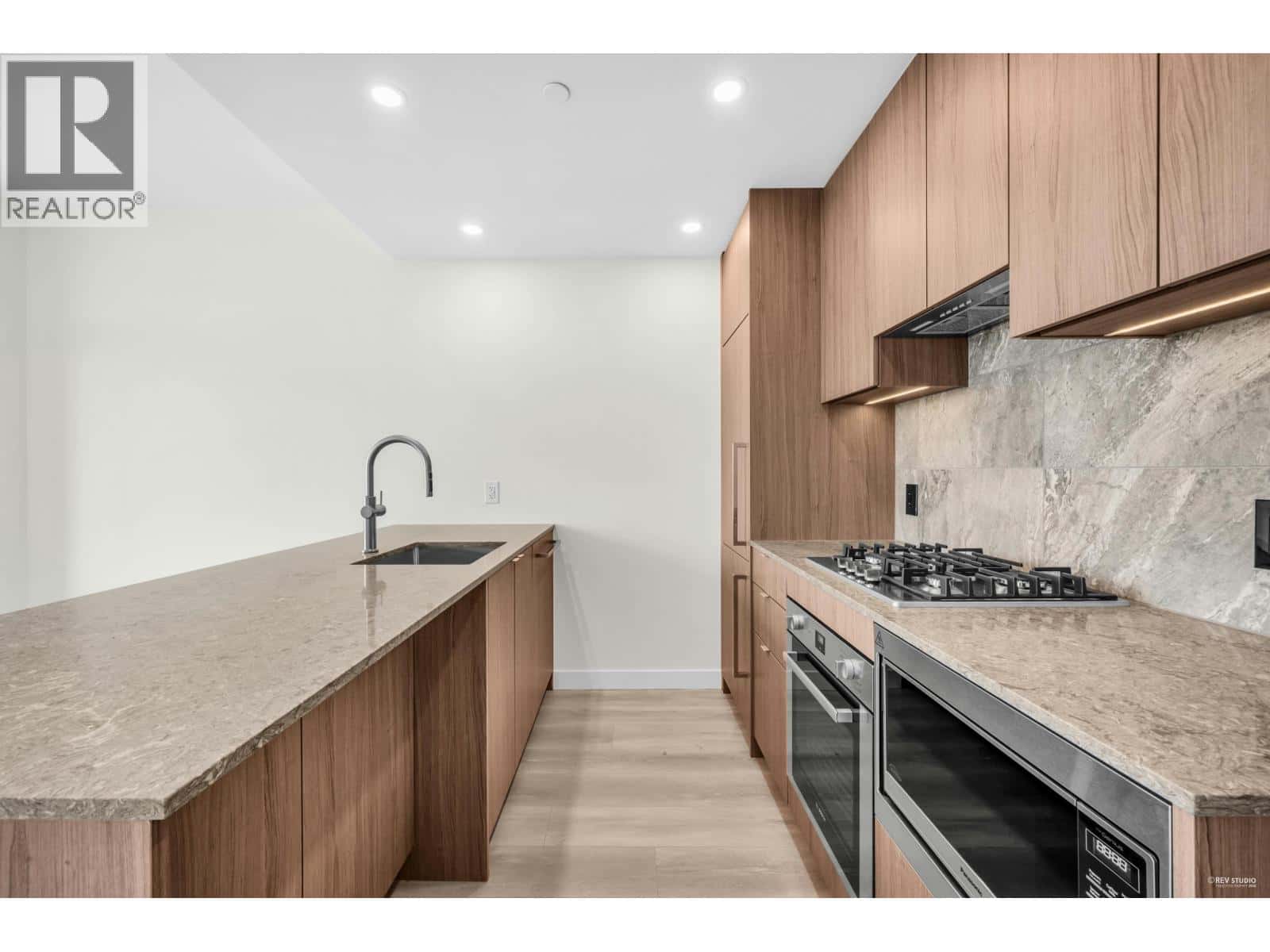 1608 626 CLAREMONT STREET — Coquitlam, British Columbia - Photo 5 of 35