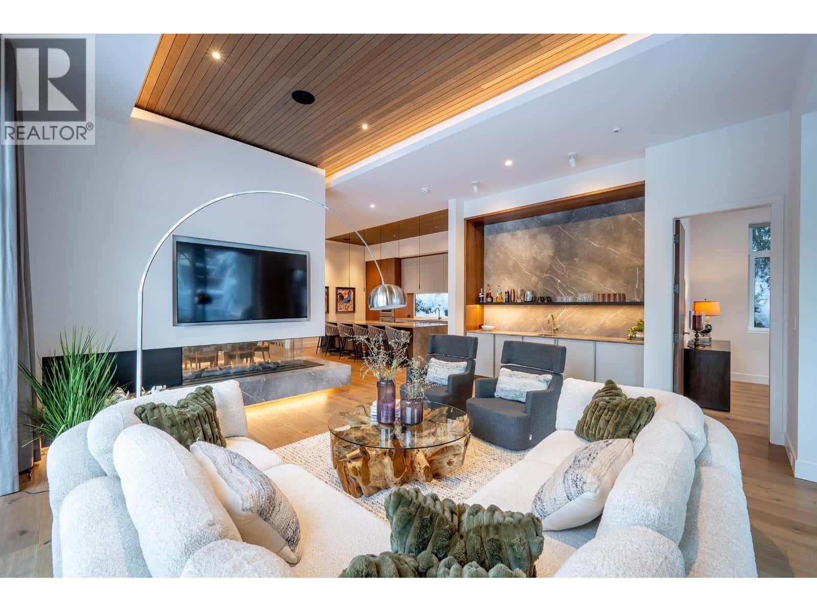 3218 JUNIPER PLACE — Whistler, British Columbia - Photo 2 of 40