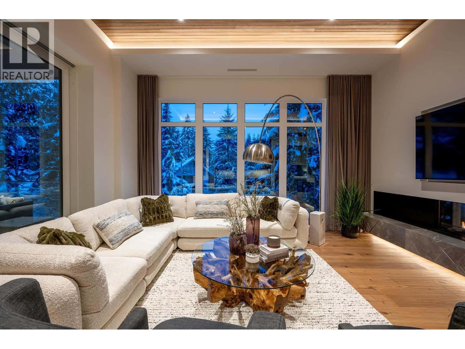 3218 JUNIPER PLACE — Whistler, British Columbia - Photo 5 of 40