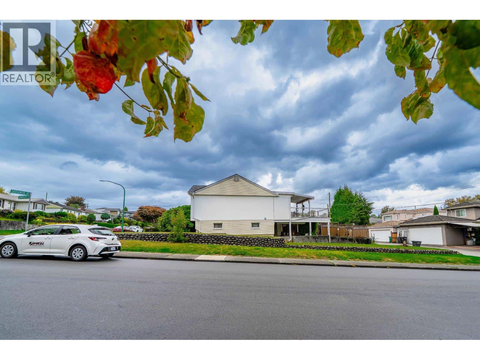 4277 CASTLEWOOD CRESCENT — Burnaby, British Columbia - Photo 4 of 20