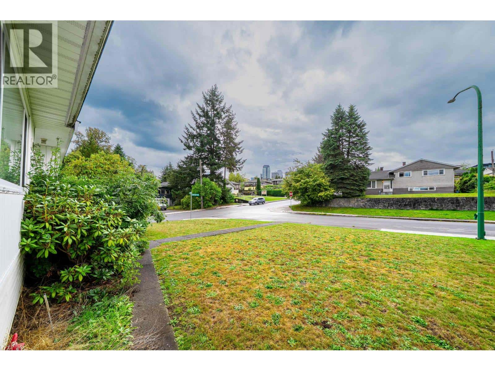 4277 CASTLEWOOD CRESCENT — Burnaby, British Columbia - Photo 5 of 20