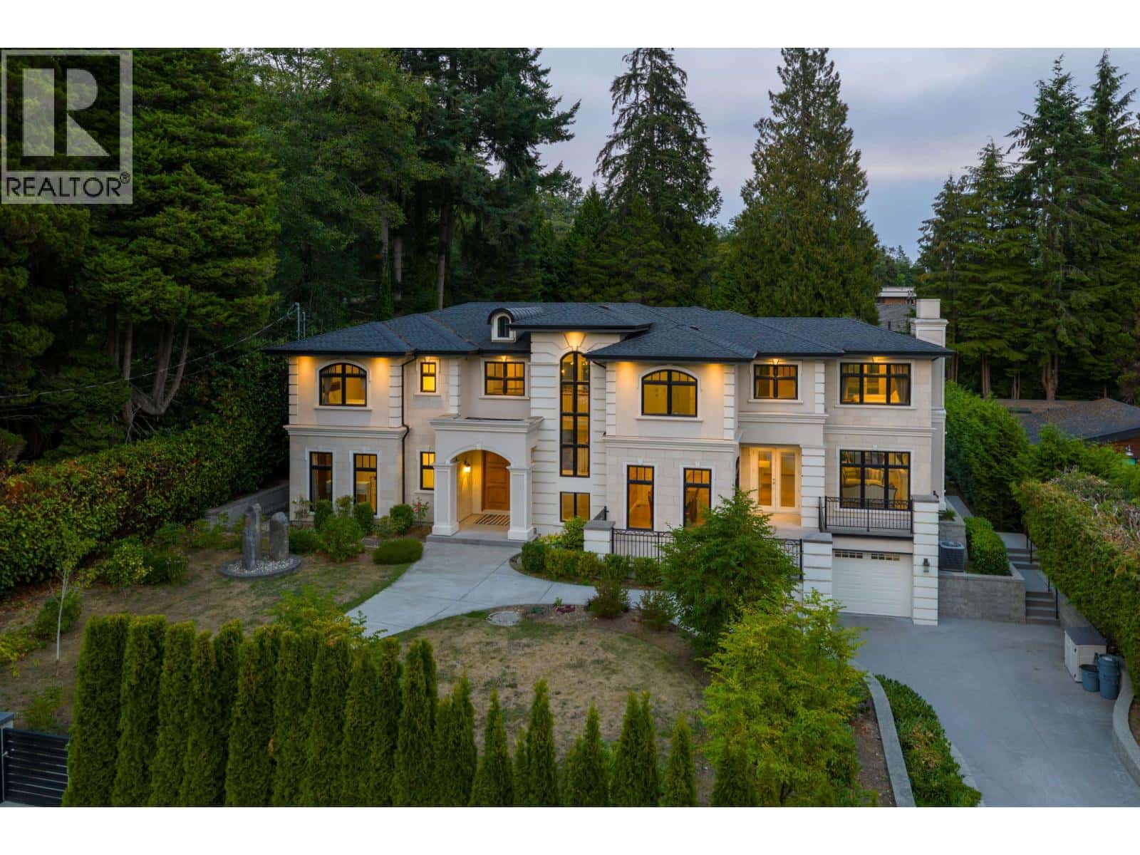 920 3RD STREET — West Vancouver, British Columbia - Photo 3 of 38