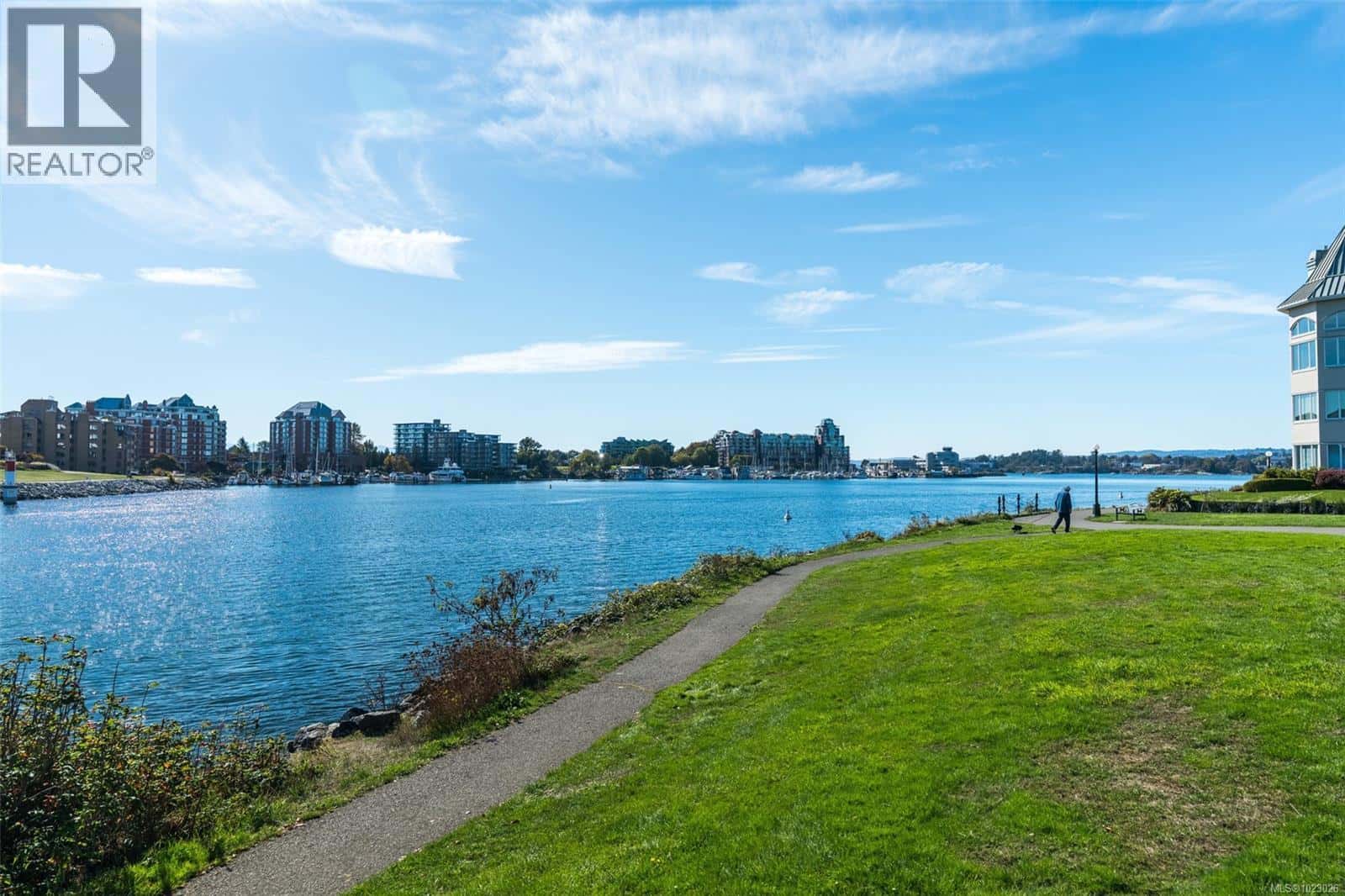 303 50 Songhees Rd — Victoria, British Columbia - Photo 3 of 47