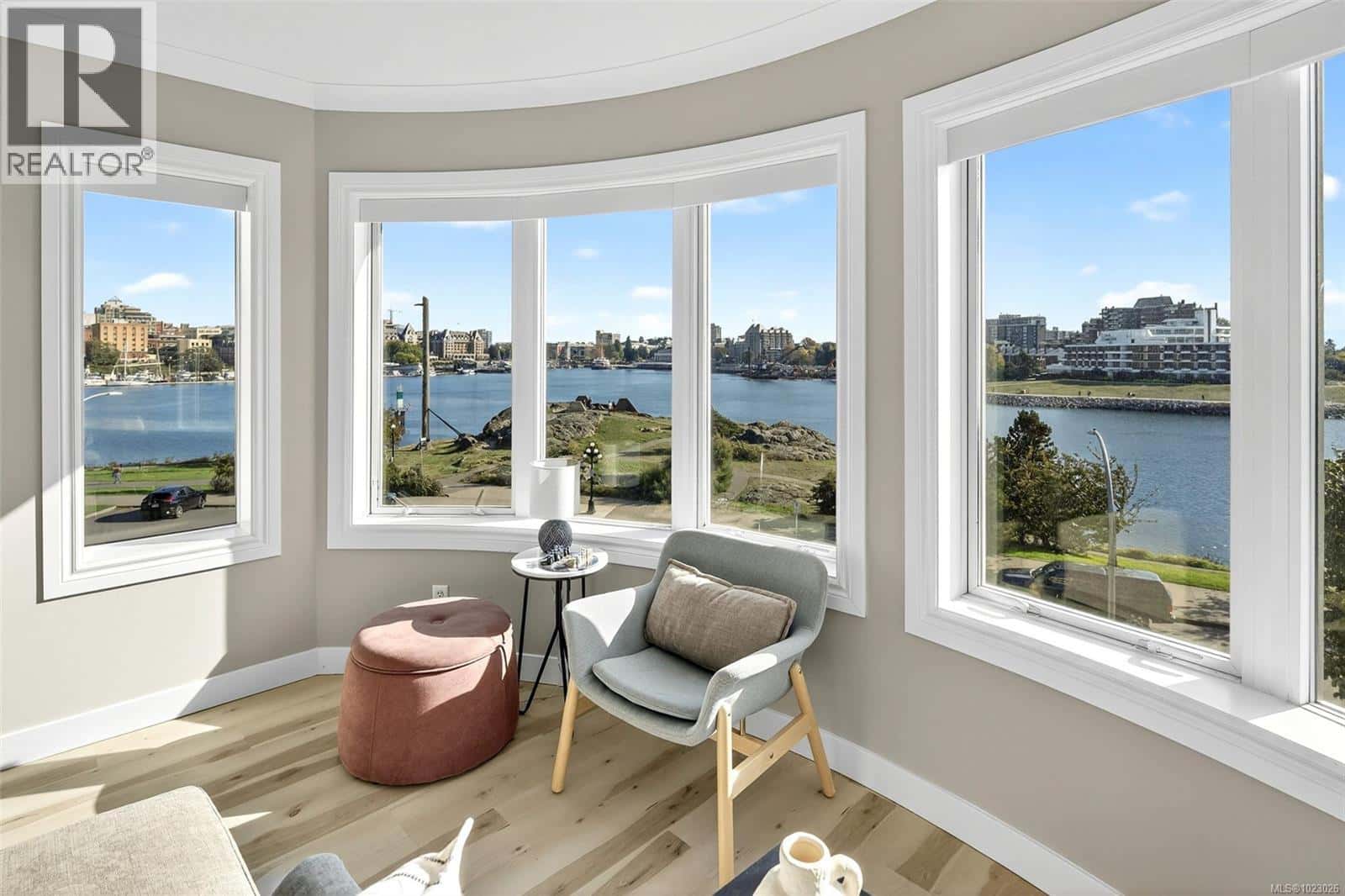 303 50 Songhees Rd — Victoria, British Columbia - Photo 4 of 47