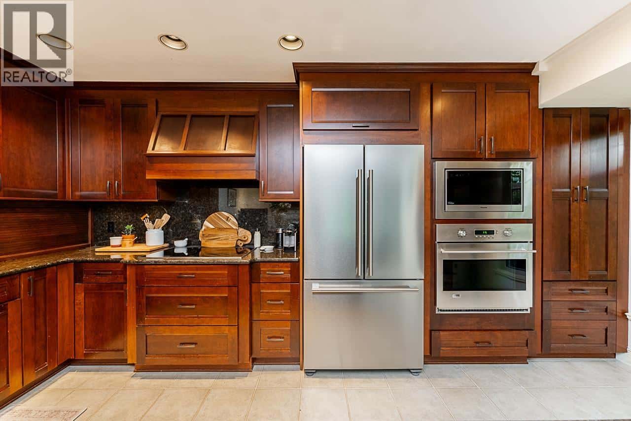 1174 STRATHAVEN DRIVE — North Vancouver, British Columbia - Photo 3 of 36