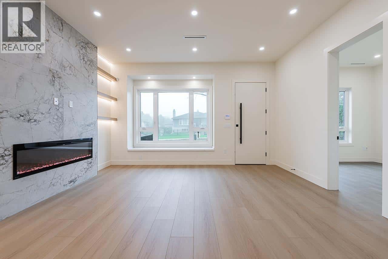 2 6554 CHARLES STREET — Burnaby, British Columbia - Photo 3 of 30