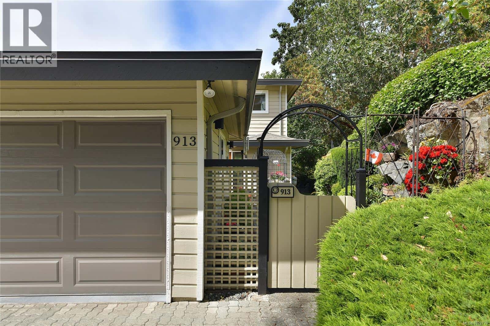 913 2829 Arbutus Rd — Saanich, British Columbia - Photo 3 of 52