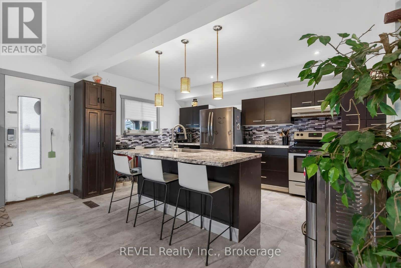 33 COZY STREET — Welland (Lincoln/Crowland), Ontario - Photo 3 of 42