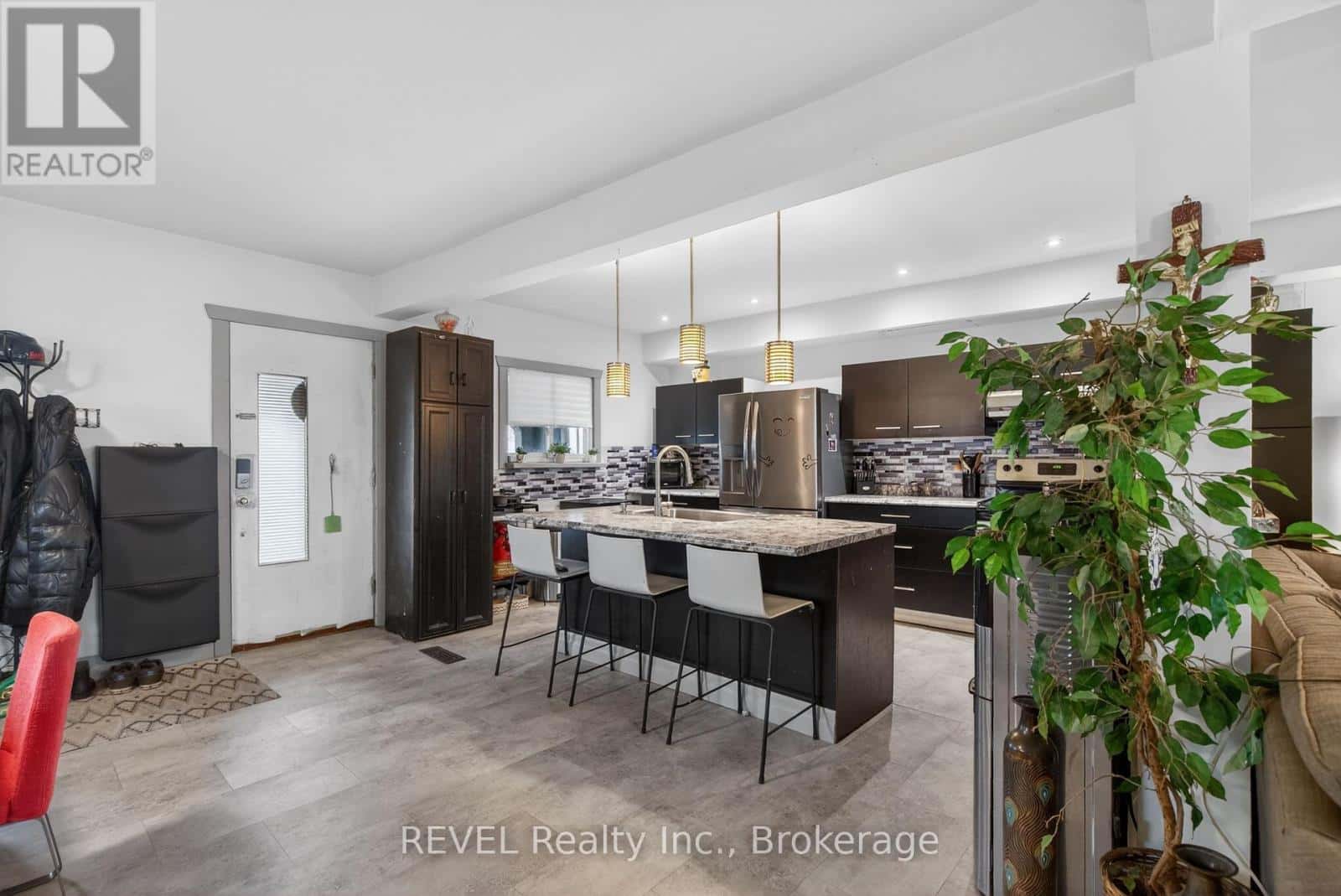 33 COZY STREET — Welland (Lincoln/Crowland), Ontario - Photo 4 of 42