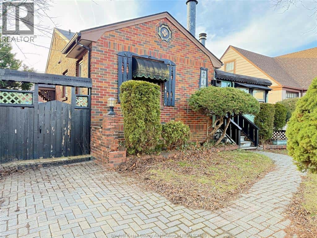 2467 Kildare — Windsor, Ontario - Photo 2 of 14