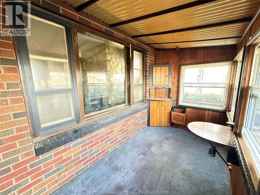 2467 Kildare — Windsor, Ontario - Photo 3 of 14