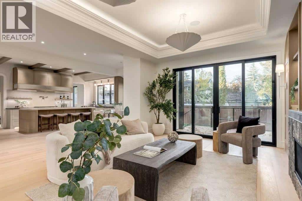 412 40 Avenue SW — Calgary, Alberta - Photo 5 of 41