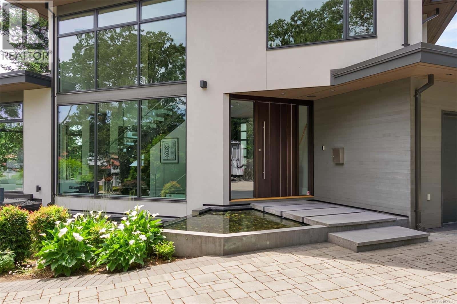 3724 Arbutus Ridge — Saanich, British Columbia - Photo 4 of 61