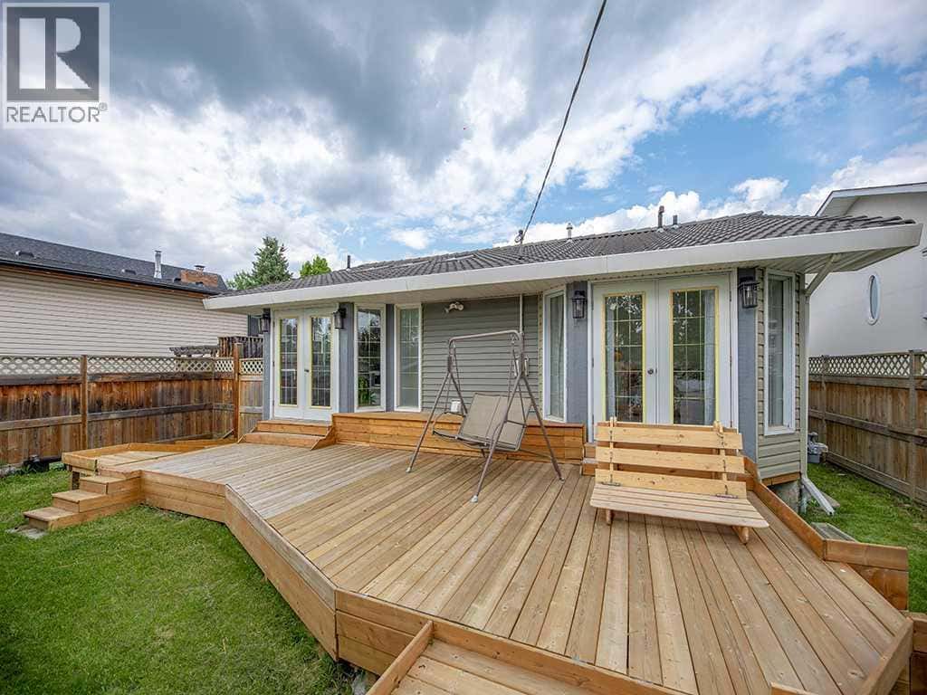 477 72 Avenue NE — Calgary, Alberta - Photo 4 of 47