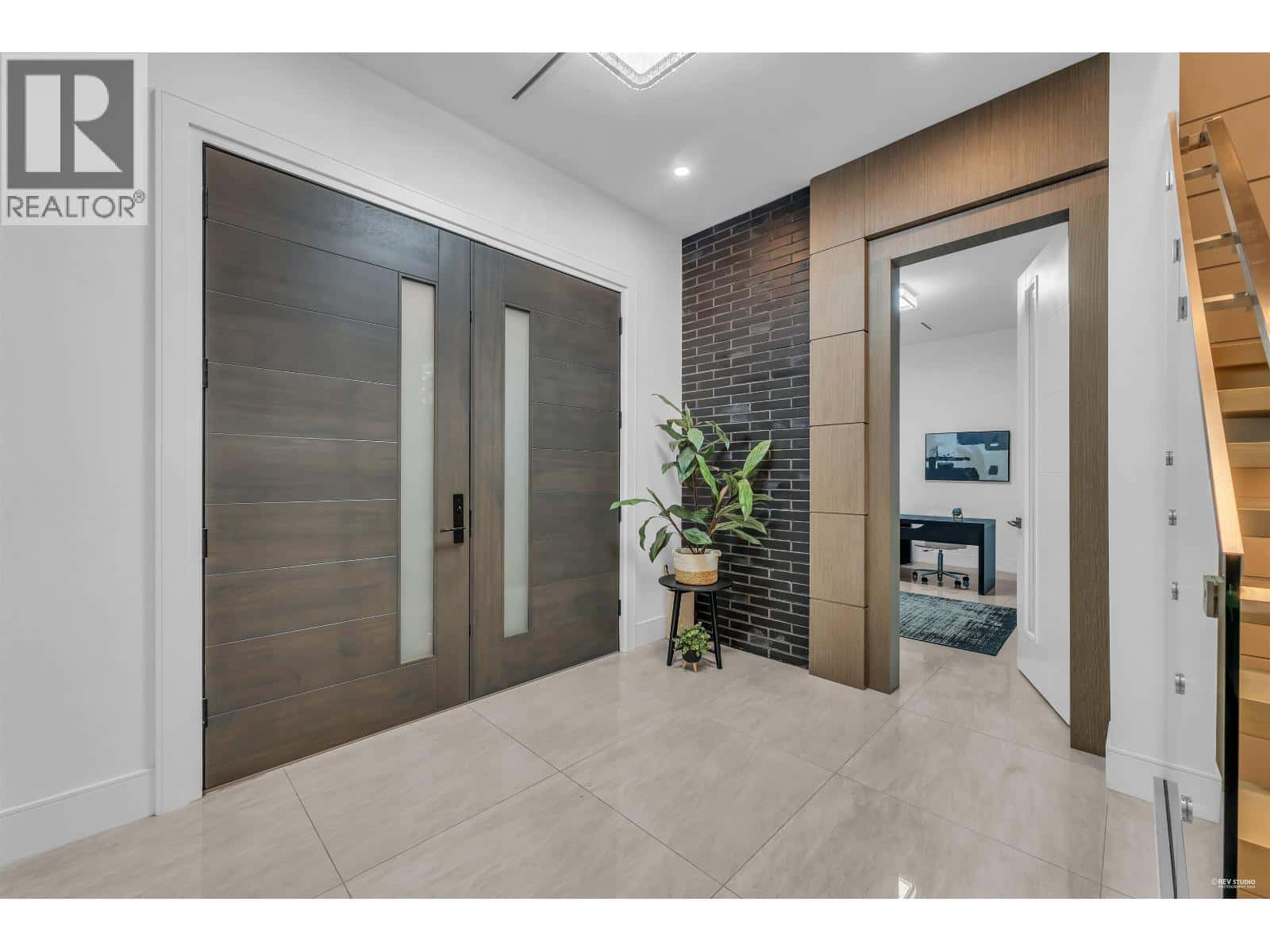 929 CANYON BOULEVARD — North Vancouver, British Columbia - Photo 5 of 32