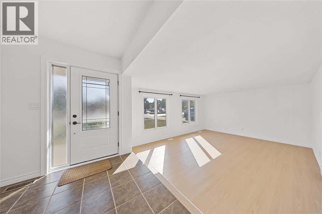 1345 WILTSHIRE STREET South — Sarnia, Ontario - Photo 4 of 29