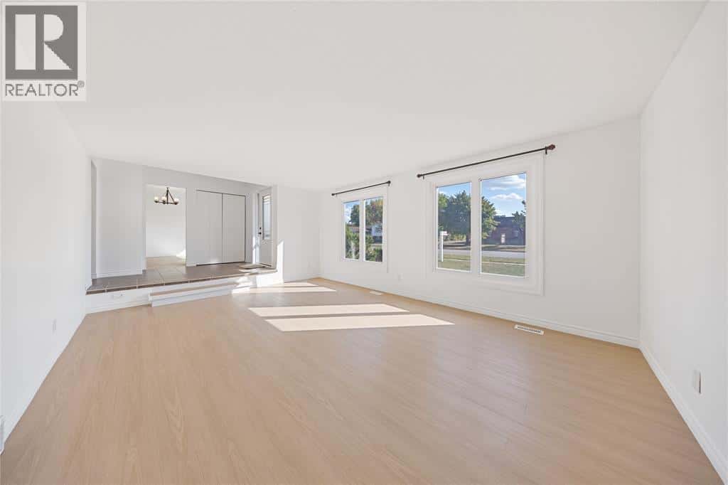 1345 WILTSHIRE STREET South — Sarnia, Ontario - Photo 5 of 29