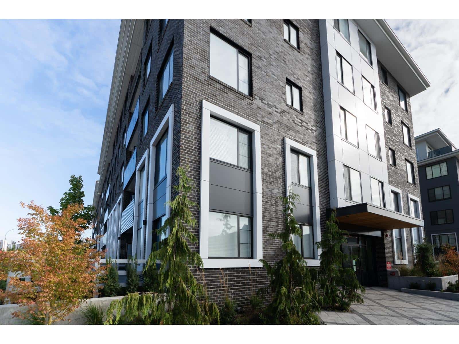 609 15815 85 AVENUE — Surrey, British Columbia - Photo 2 of 23