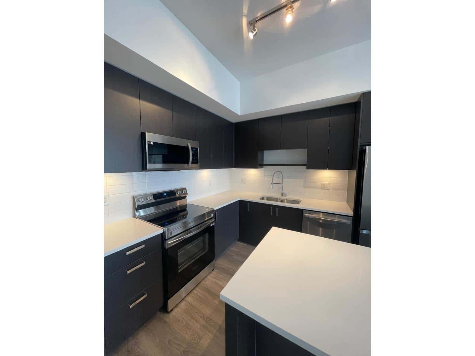 609 15815 85 AVENUE — Surrey, British Columbia - Photo 3 of 23