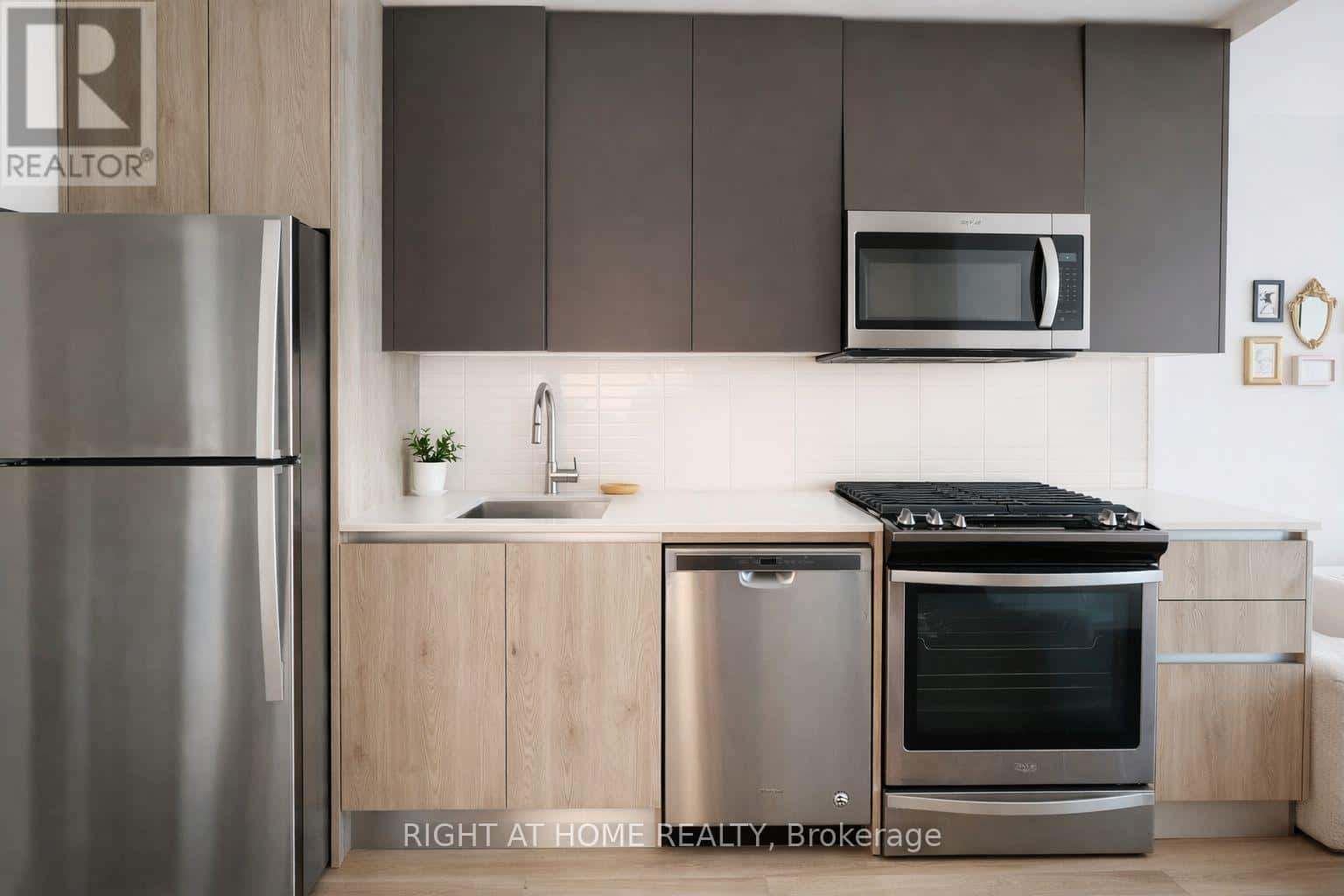 2108 - 2A CHURCH STREET — Toronto (Waterfront Communities), Ontario - Photo 2 of 8