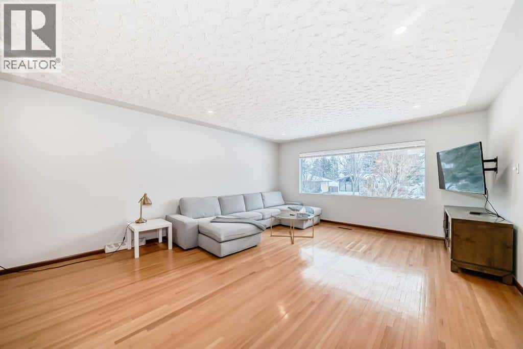 31 Fenton Road SE — Calgary, Alberta - Photo 3 of 29