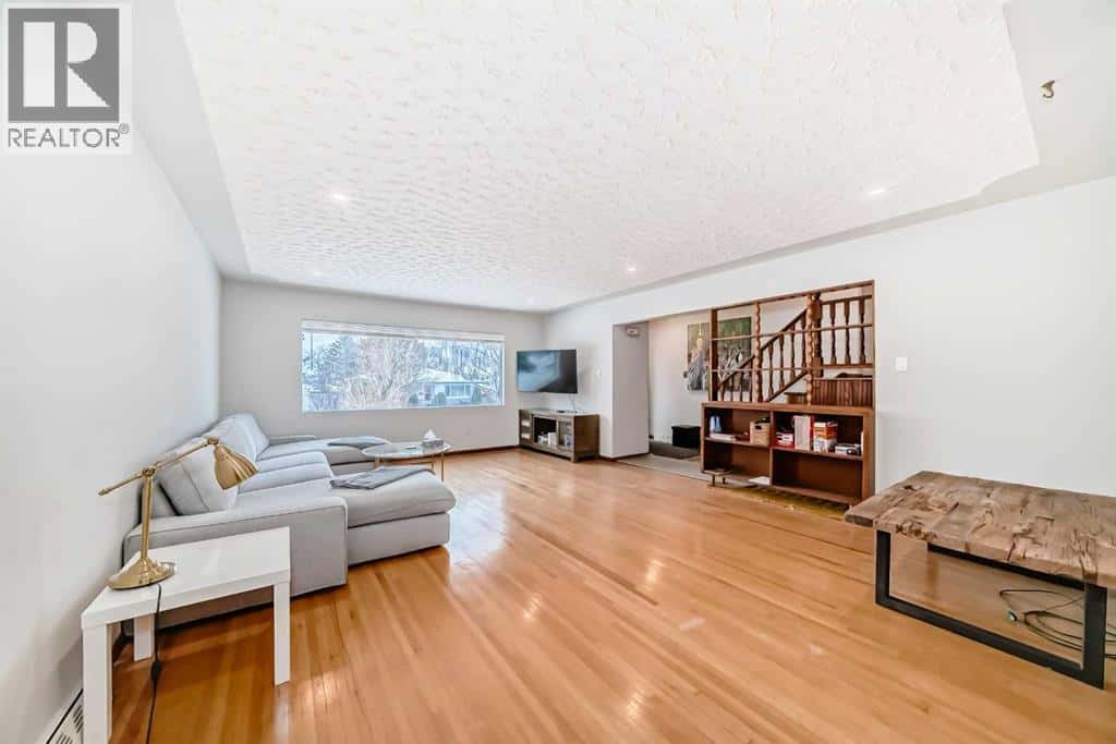 31 Fenton Road SE — Calgary, Alberta - Photo 4 of 29