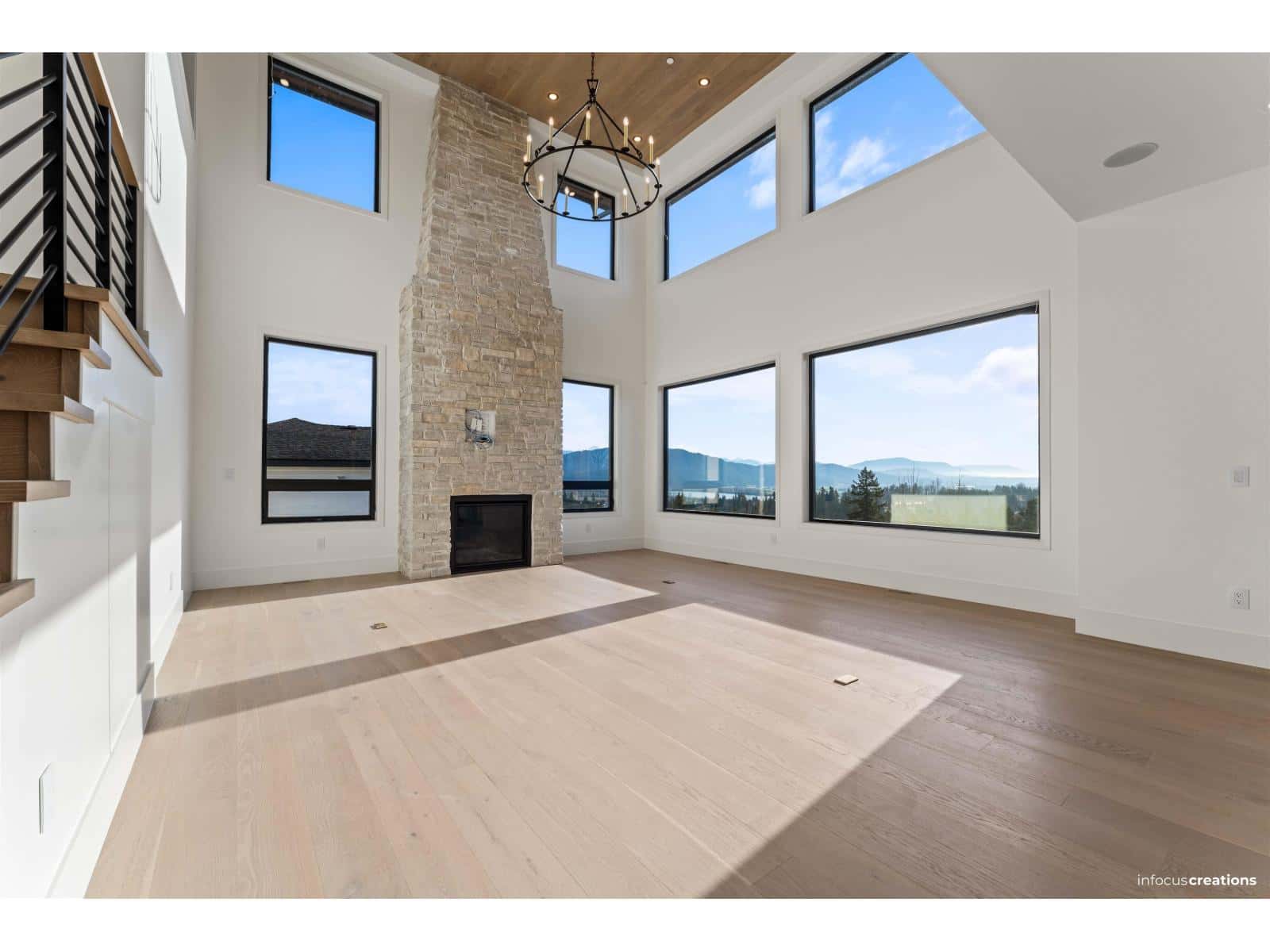 9181 HATZIC RIDGE DRIVE — Mission, British Columbia - Photo 2 of 34