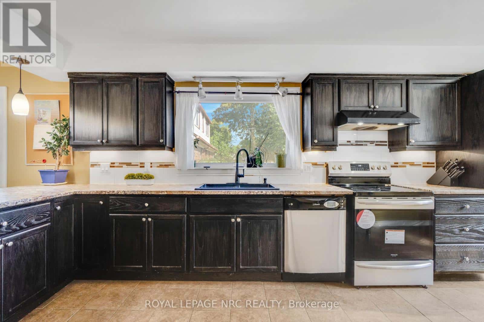 6440 CRAWFORD STREET — Niagara Falls (Morrison), Ontario - Photo 4 of 28