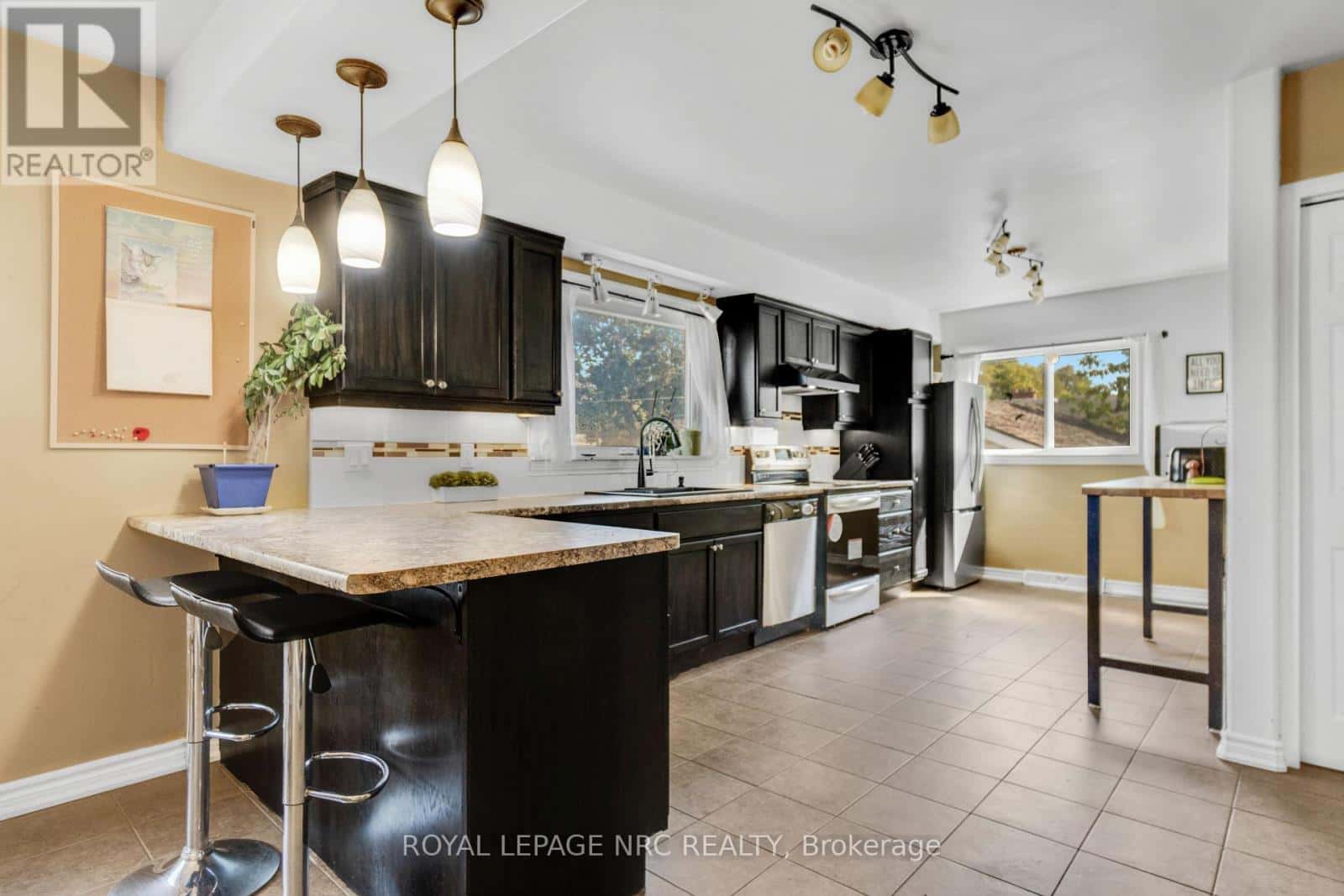 6440 CRAWFORD STREET — Niagara Falls (Morrison), Ontario - Photo 5 of 28