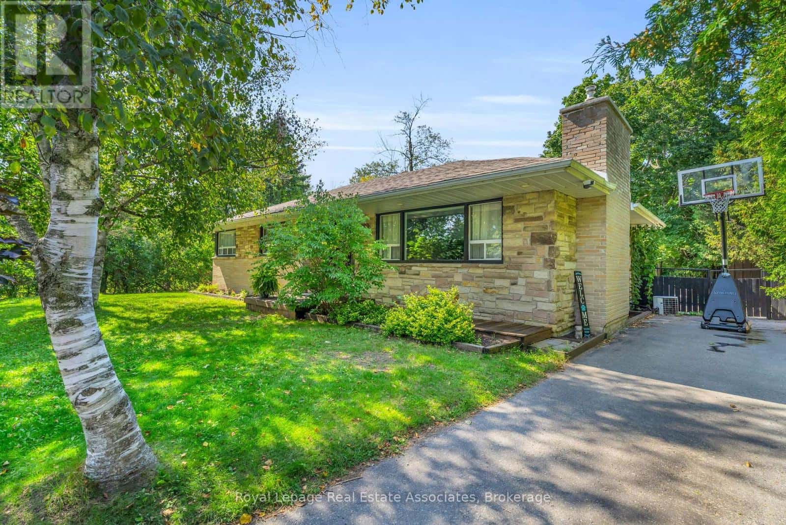 16 CARBERRY STREET — Erin, Ontario - Photo 2 of 48