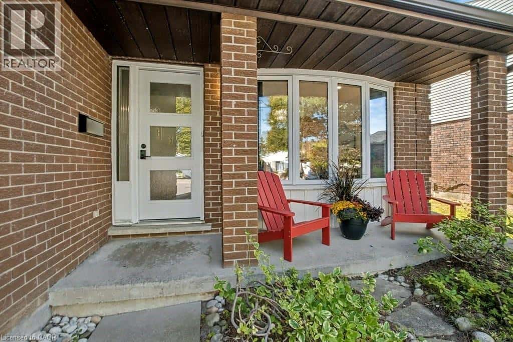 166 WESTVALE Drive — Waterloo, Ontario - Photo 3 of 34