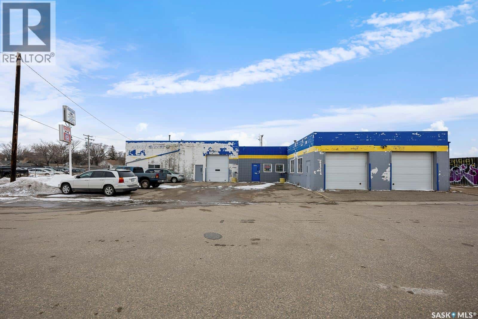 1524 MONTREAL STREET — Regina, Saskatchewan - Photo 3 of 33