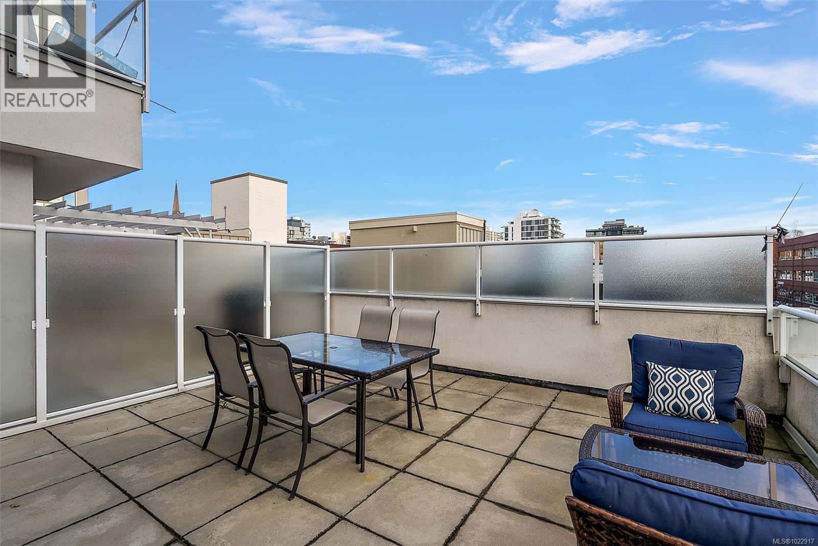 404 732 Broughton St — Victoria, British Columbia - Photo 2 of 25