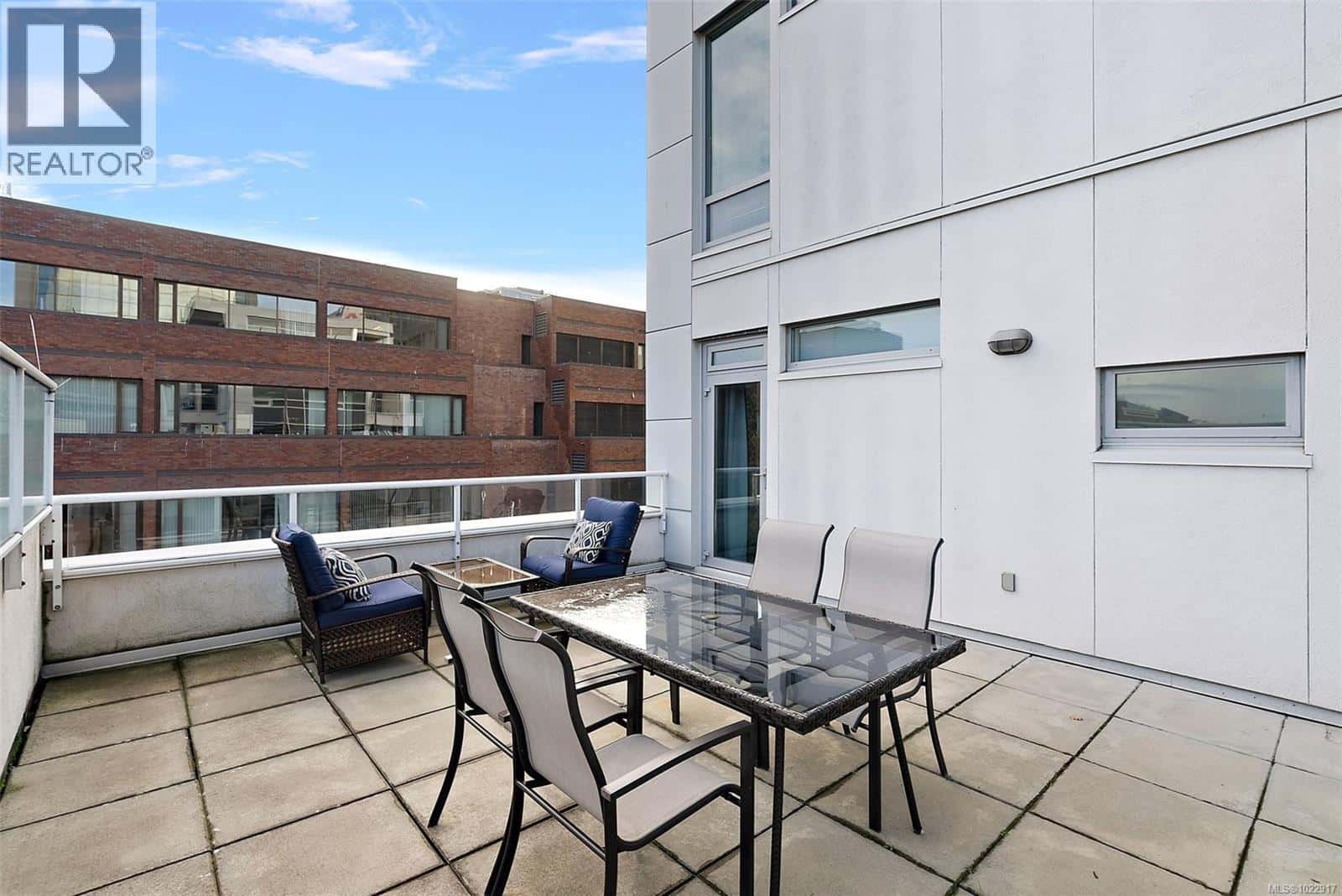 404 732 Broughton St — Victoria, British Columbia - Photo 3 of 25