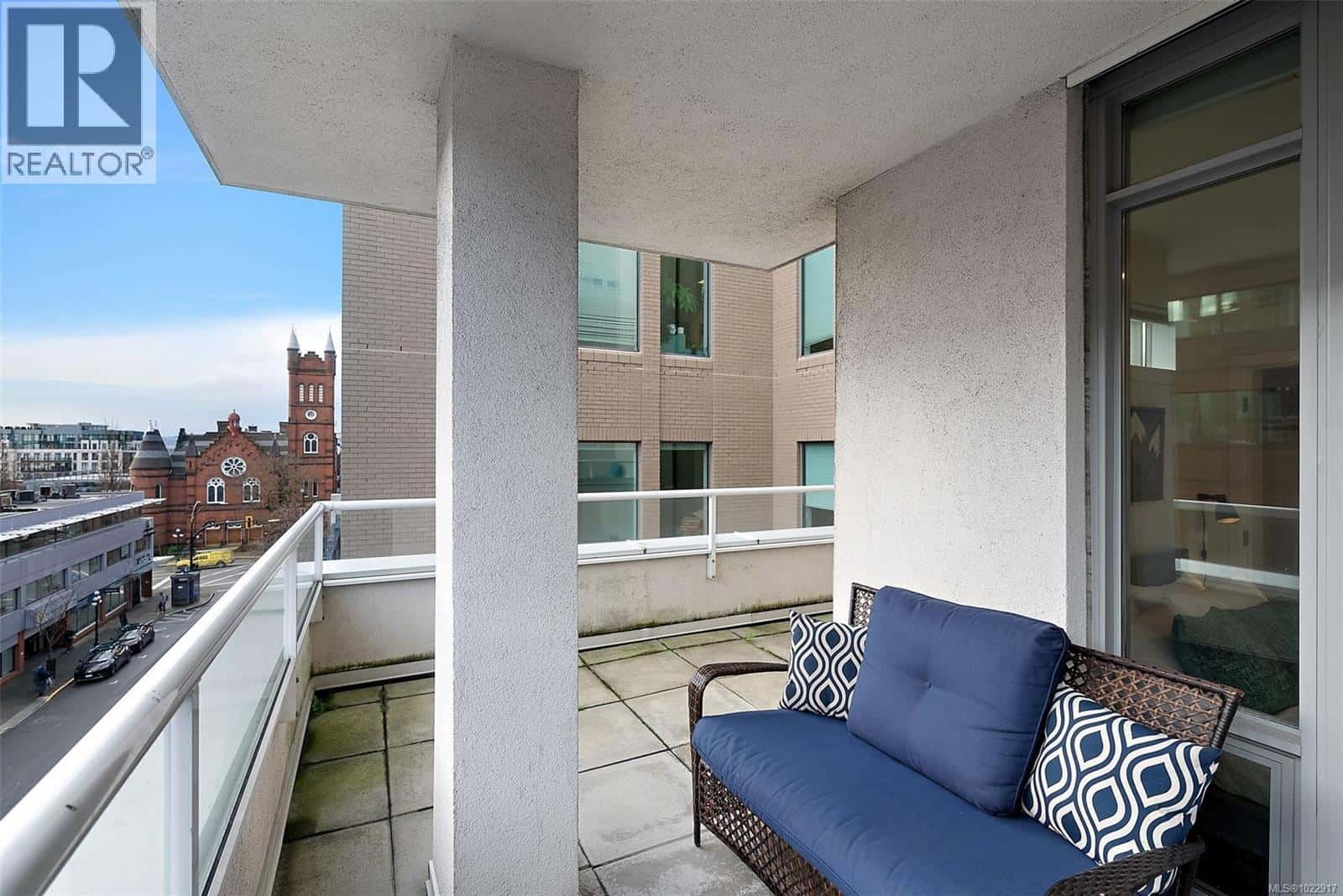 404 732 Broughton St — Victoria, British Columbia - Photo 4 of 25